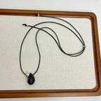Náhrdelník s přívěskem černá kapka vody z tkaničky