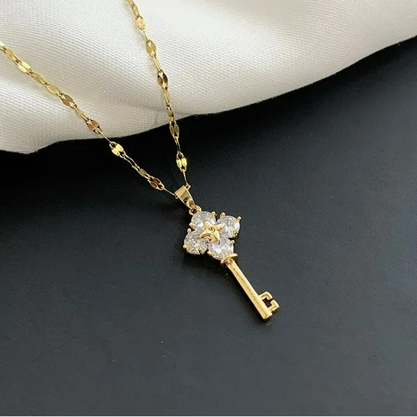 Halskjede med nøkkelanheng med strass