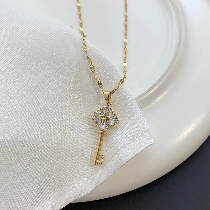Halskjede med nøkkelanheng med strass
