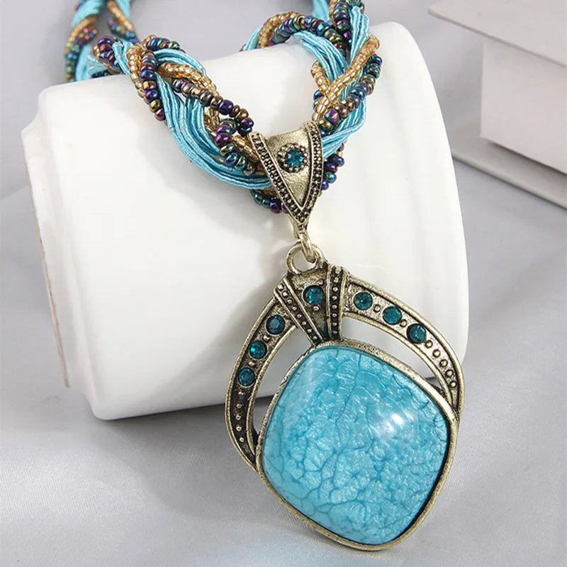 Collier Ethnique avec Grand Pendentif Ovale bleu