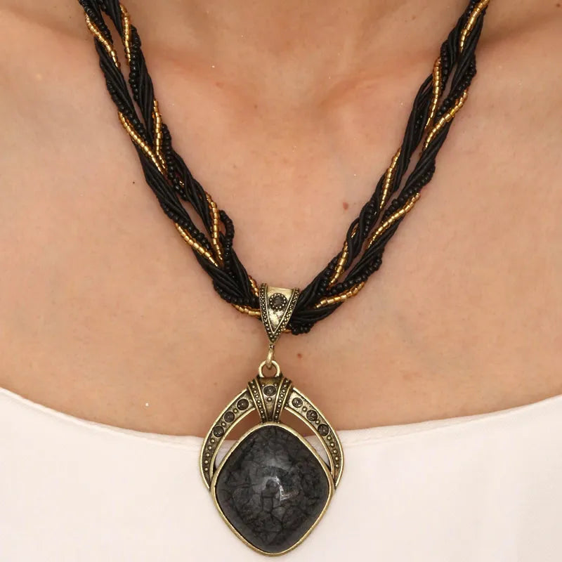 Collier Ethnique avec Grand Pendentif Ovale noir