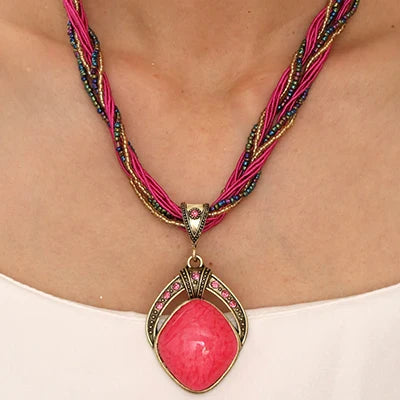 Collier Ethnique avec Grand Pendentif Ovale rose