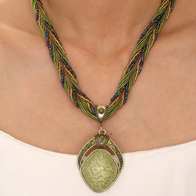 Collier Ethnique avec Grand Pendentif Ovale vert