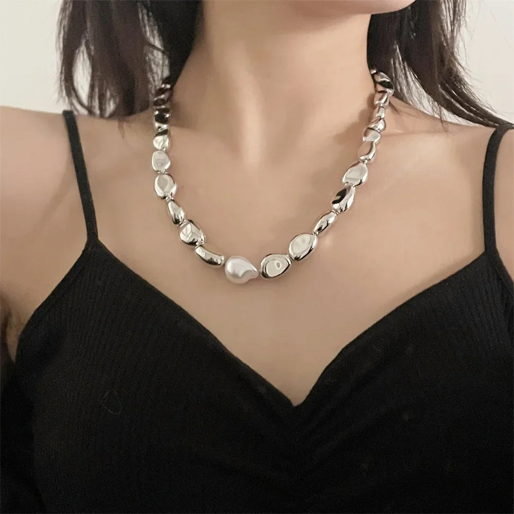 Collier Style Vintage en Perles Argentées
