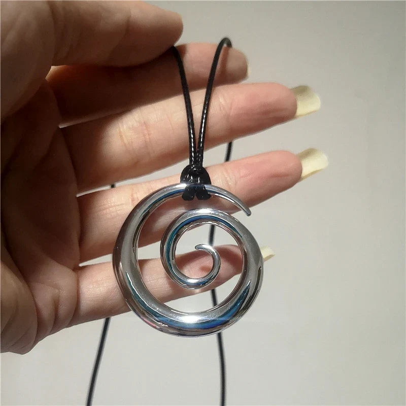 Långt halsband med silverfärgat spiralformat hängsmycke