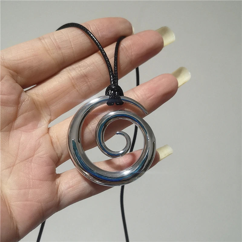 Långt halsband med silverfärgat spiralformat hängsmycke
