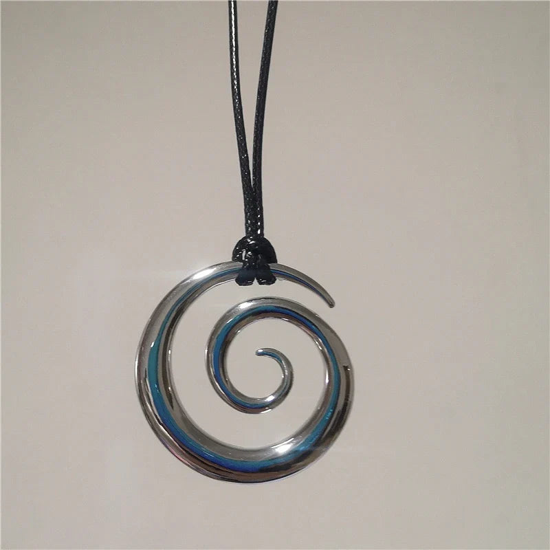 Långt halsband med silverfärgat spiralformat hängsmycke
