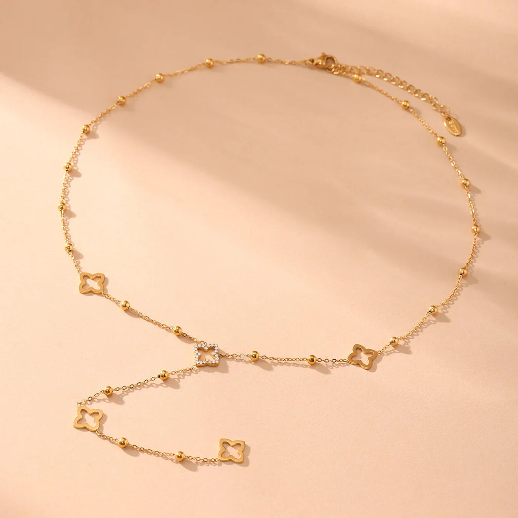 Dlouhý náhrdelník s přívěsky čtyřlístku a zirkonem zlatý