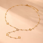 Dlouhý náhrdelník s přívěsky čtyřlístku a zirkonem zlatý