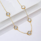 Halskjede i gull med agat, hvit perlemorskløver, gaveidé, smykker for kvinner