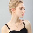 Halskjede med anheng med blomst i zirkon a