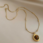 Halskjede med beskyttende tigerøyeanheng B