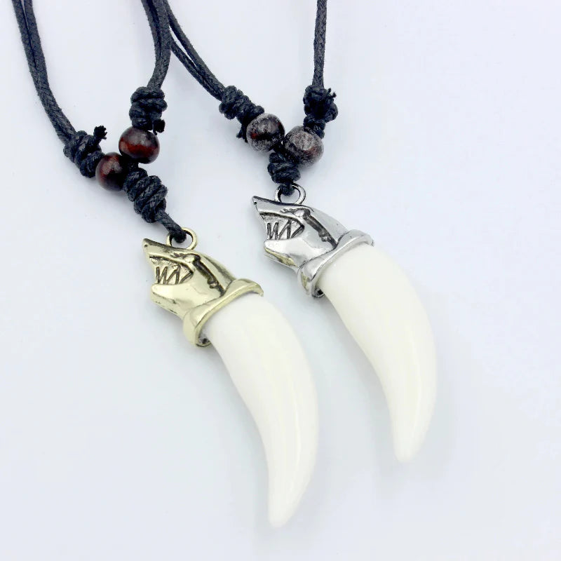 Halskæde med vedhæng i guld med hajtand