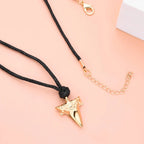 Halskæde med hajtand vedhæng til mænd i guld