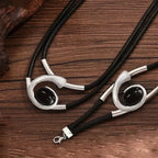 Halskjede med anheng og geometriske armbånd i sølv