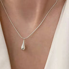 Náhrdelník s přívěskem jemná kapka stříbrné barvy