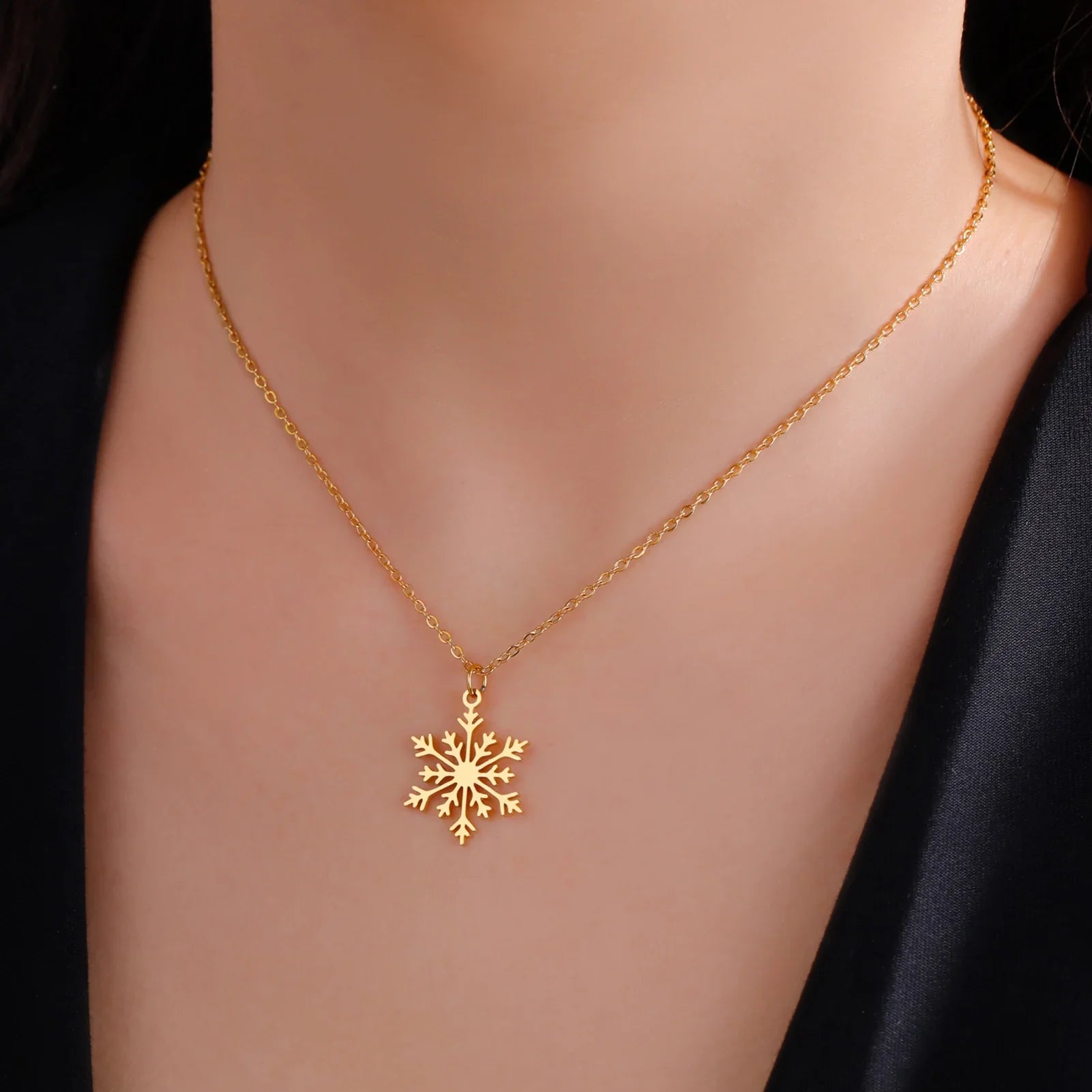 Halskæde med snefnug vedhæng vinter guld