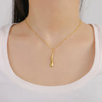 Asymmetrisk dråbevedhæng halskæde i guld
