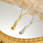 Asymmetrisk dråbevedhæng halskæde i guld