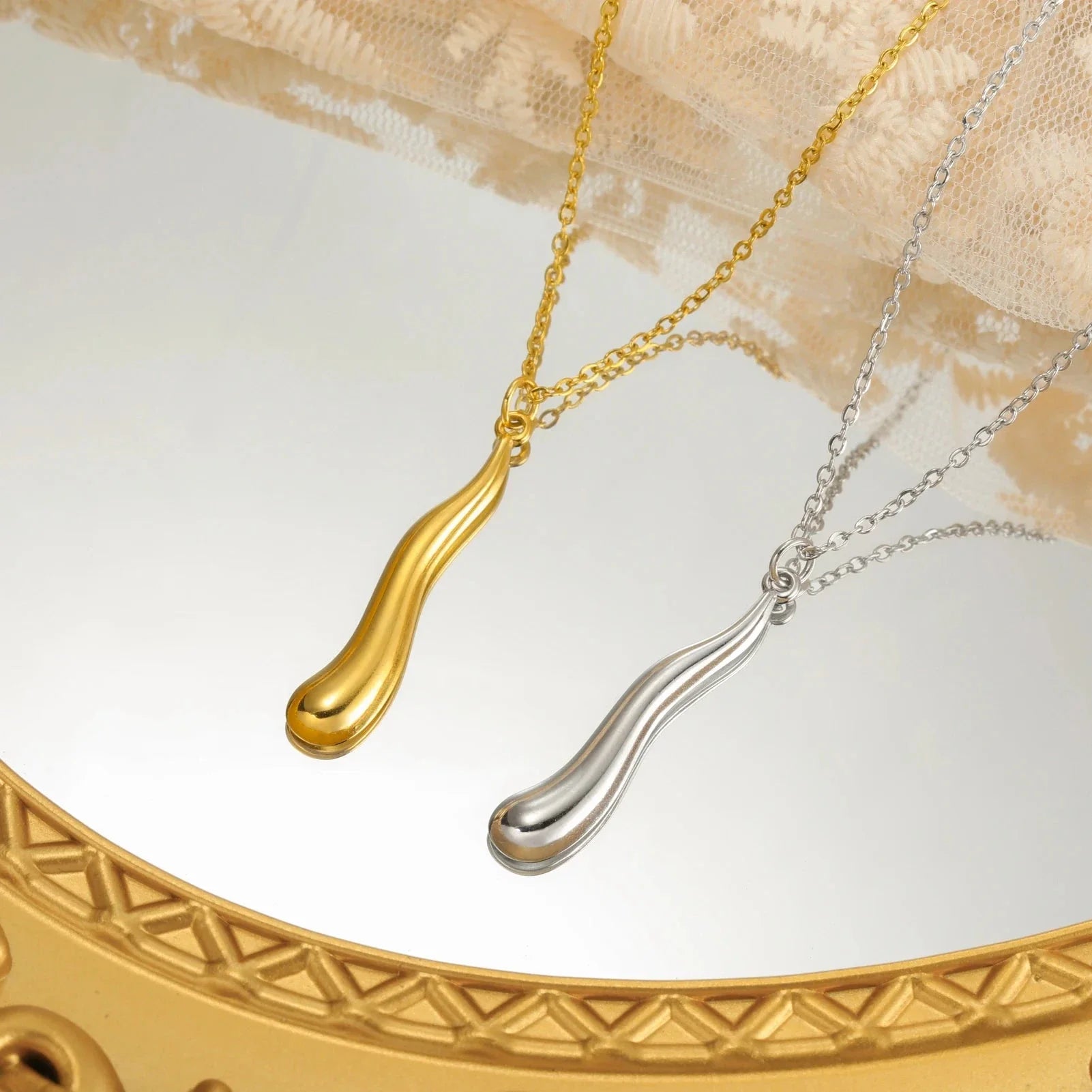 Asymmetrisk dråbevedhæng halskæde i guld