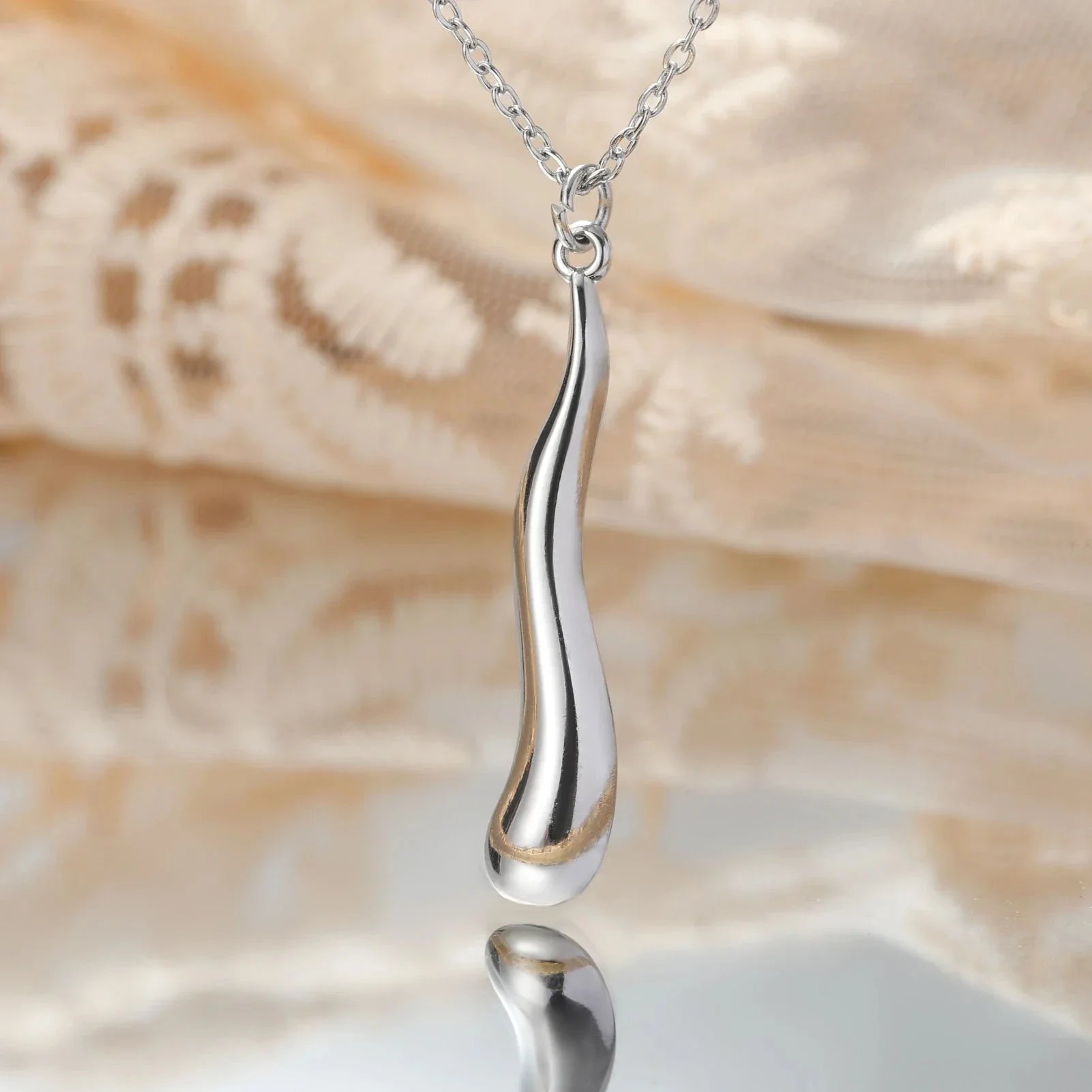 Asymmetrisk dråbevedhæng halskæde i sølv