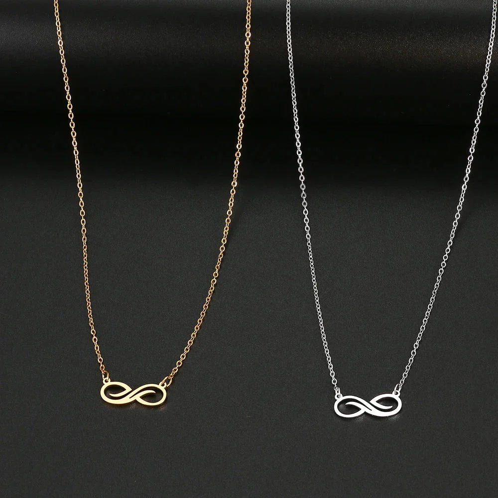 Halskæde med sølvfarvet uendelighedsvedhæng til kvinder