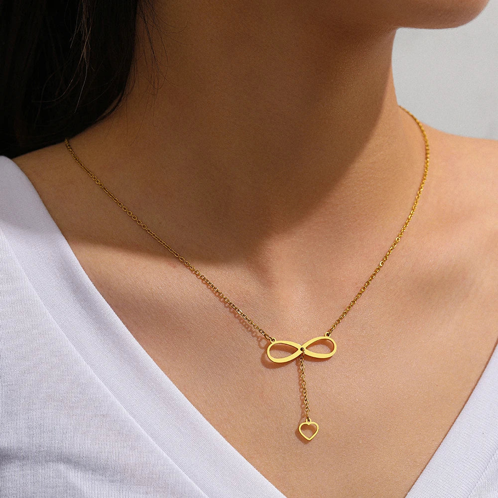 Halskæde med uendelighed og hjertevedhæng i guld