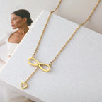 Halskæde med uendeligheds- og hjertevedhæng i guld