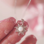 Halskæde med solvedhæng og sølvstrass