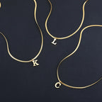 Chokerhalsband för dam med hängsmycke med initial