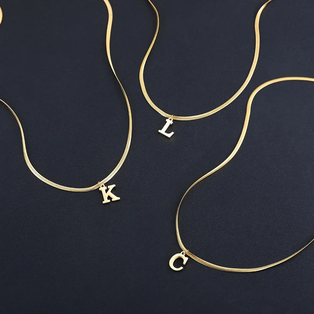 Chokerhalsband för dam med hängsmycke med initial