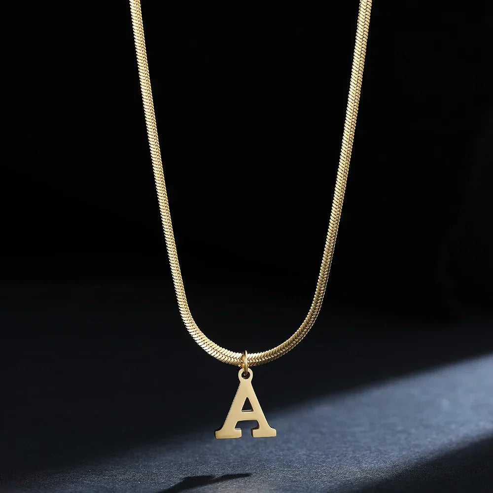 Chokerhalsband för dam med hängsmycke med initialen a