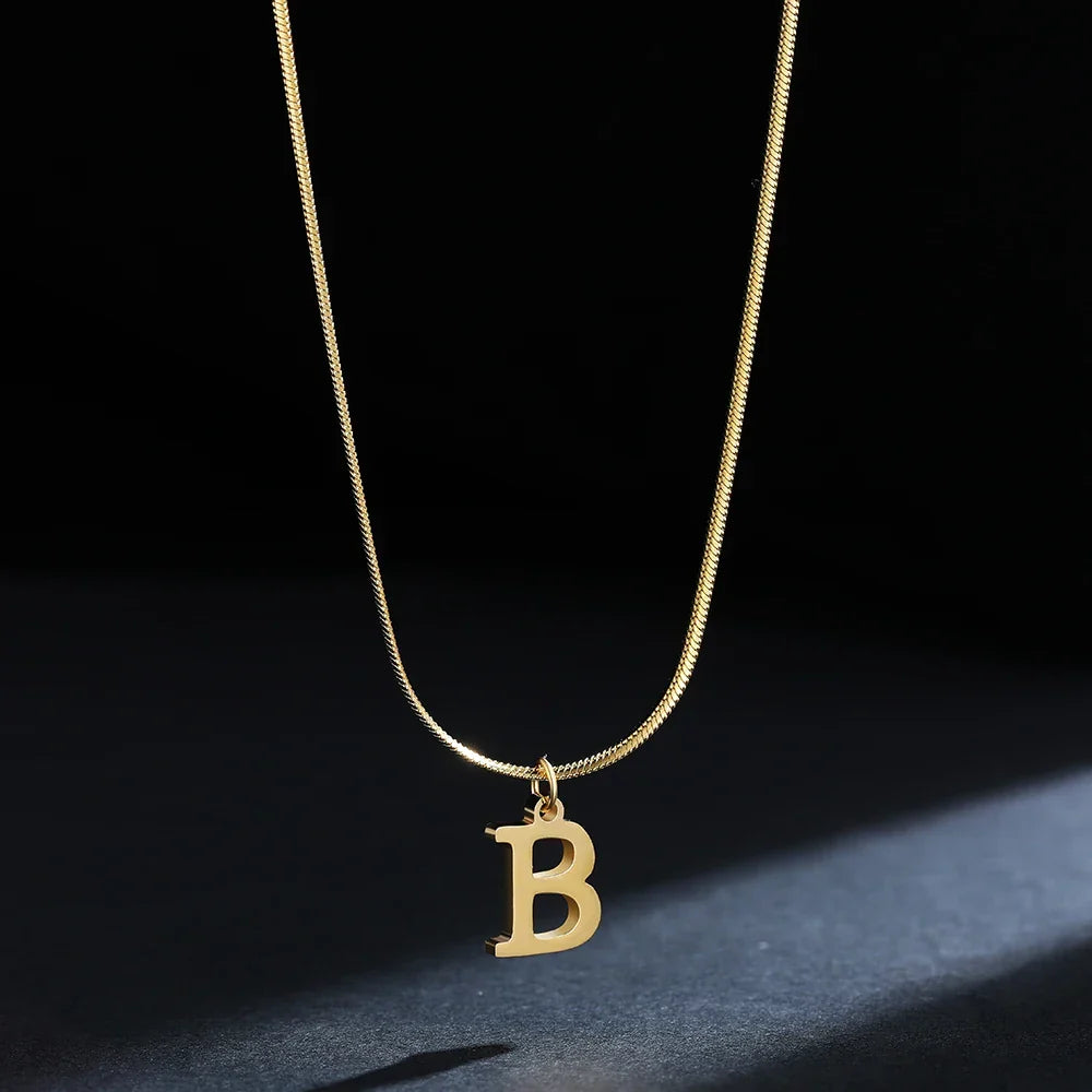 Chokerhalsband för dam med hängsmycke med initialen b