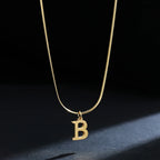 Chokerhalsband för dam med hängsmycke med initialen b