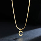 Chokerhalsband för dam med hängsmycke med initialen c
