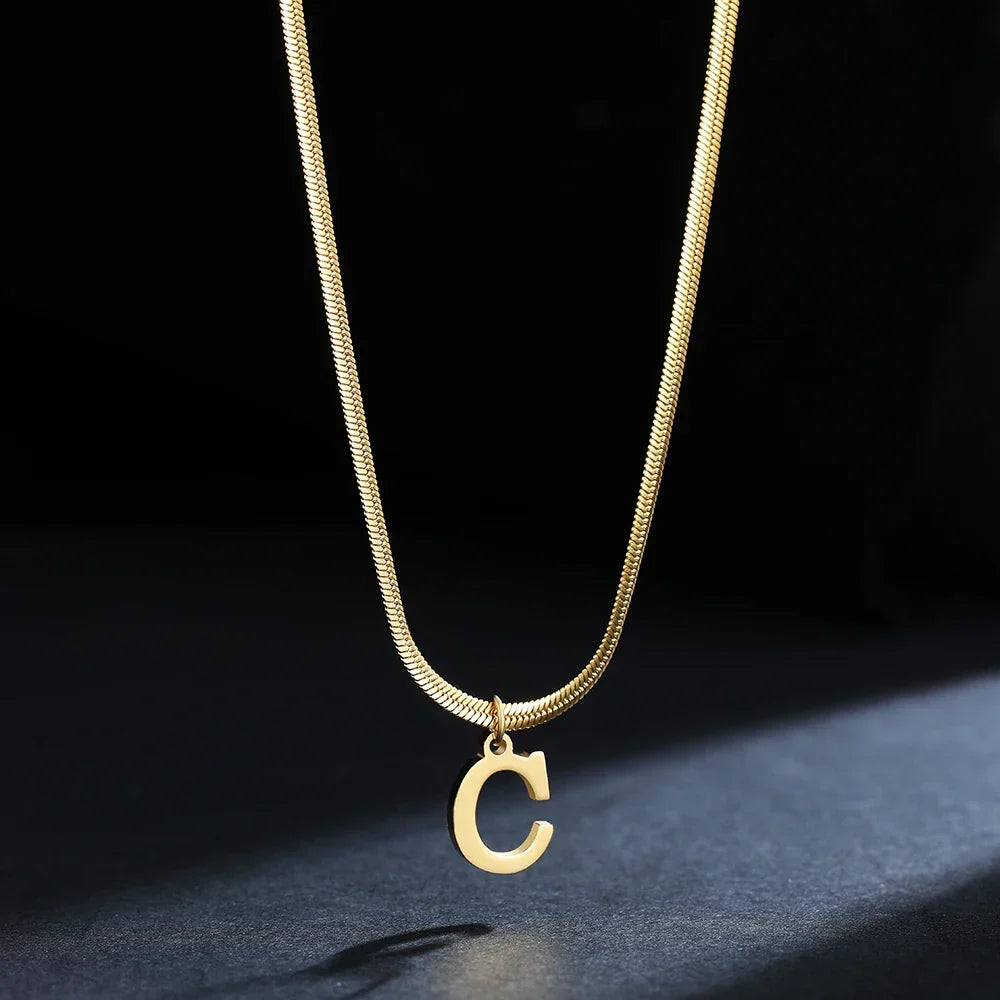 Chokerhalsband för dam med hängsmycke med initialen c