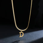 Chokerhalsband för dam med hängsmycke med initialen d