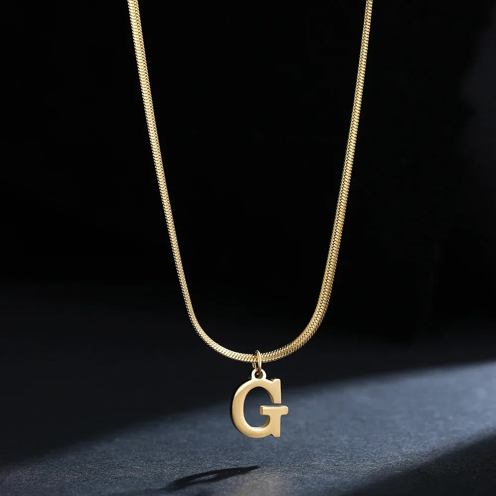 Chokerhalsband för dam med hängsmycke med initialen g