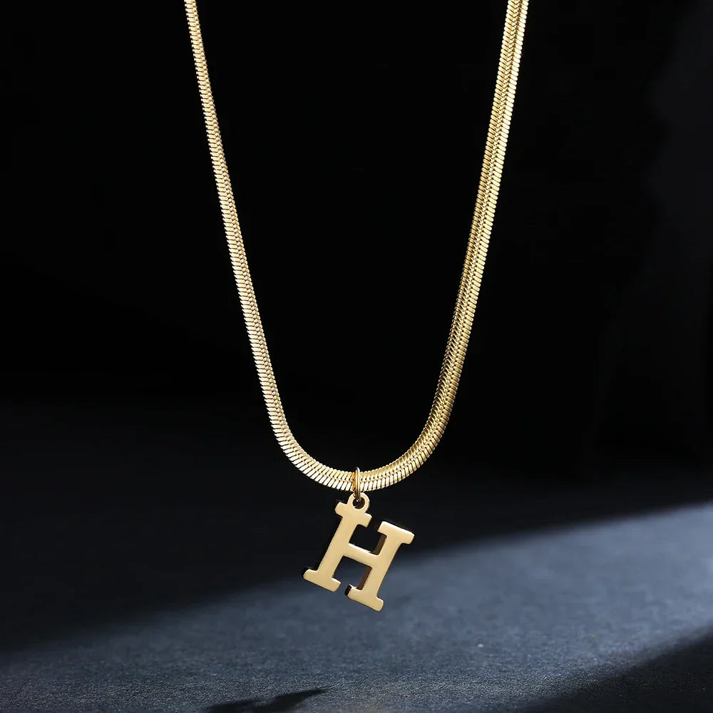 Chokerhalsband för dam med hängsmycke med initialen h
