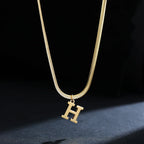 Chokerhalsband för dam med hängsmycke med initialen h