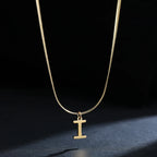 Chokerhalsband för dam med hängsmycke med initialen i