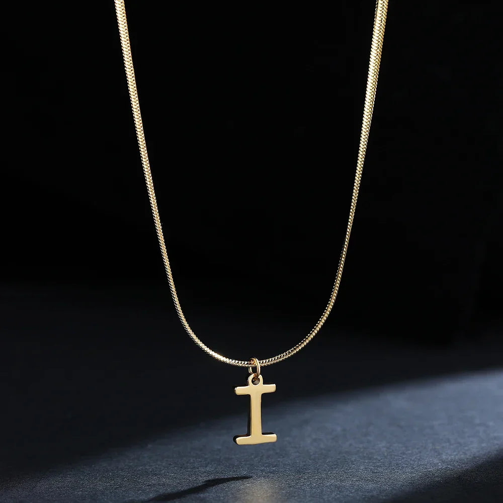 Chokerhalsband för dam med hängsmycke med initialen i