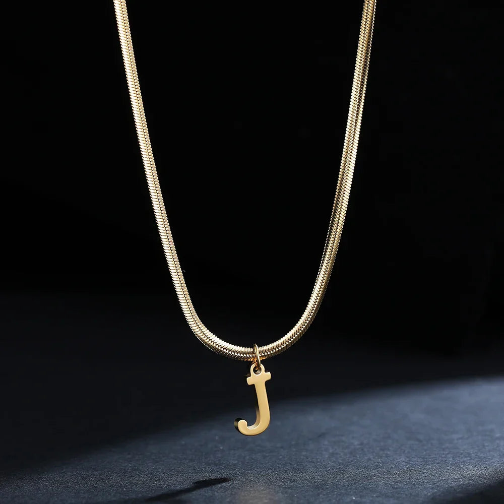 Chokerhalsband för dam med hängsmycke med initialen j