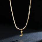 Chokerhalsband för dam med hängsmycke med initialen j