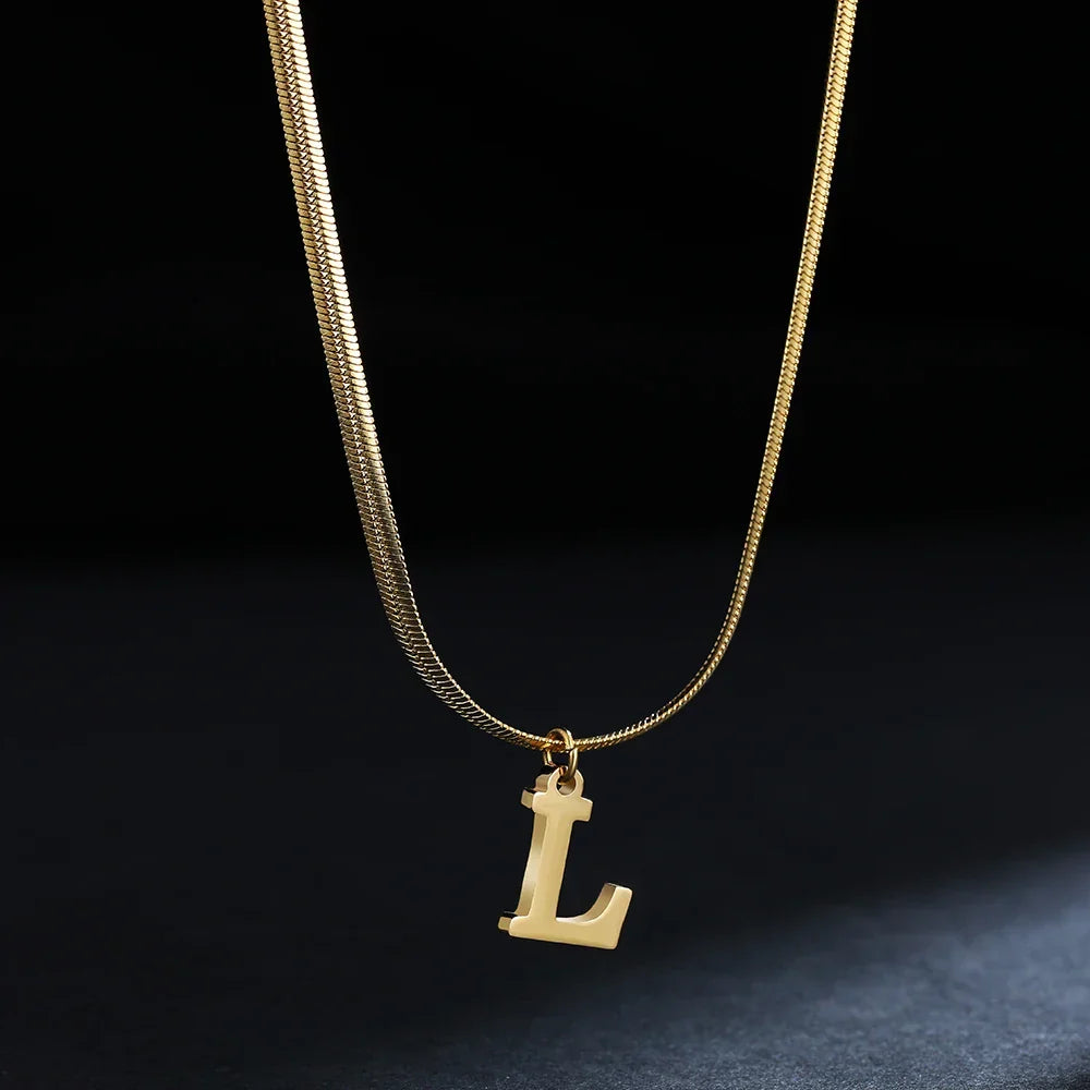 Chokerhalsband för dam med hängsmycke med initialen l