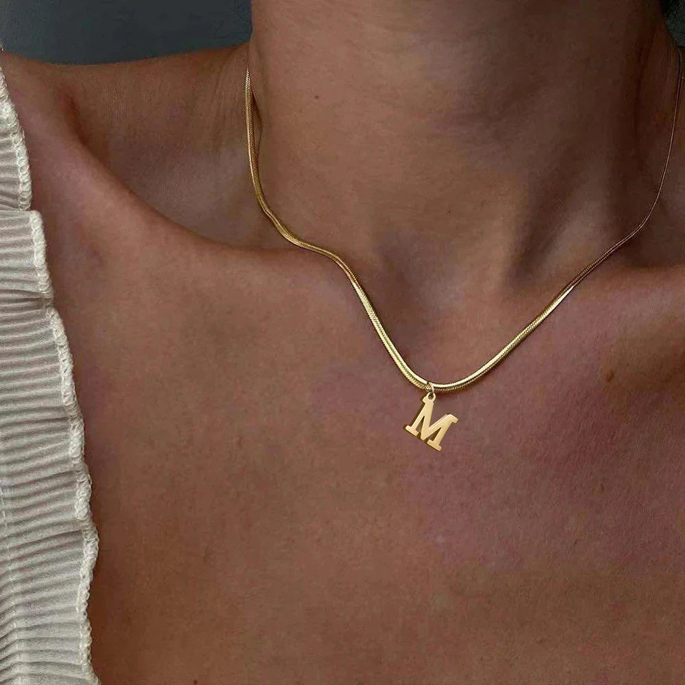 Chokerhalsband för dam med hängsmycke med initialen m