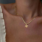 Chokerhalsband för dam med hängsmycke med initialen m