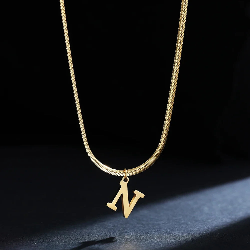 Chokerhalsband för dam med hängsmycke med initialen n