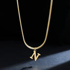 Chokerhalsband för dam med hängsmycke med initialen n
