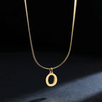 Chokerhalsband för dam med hängsmycke med initialen o